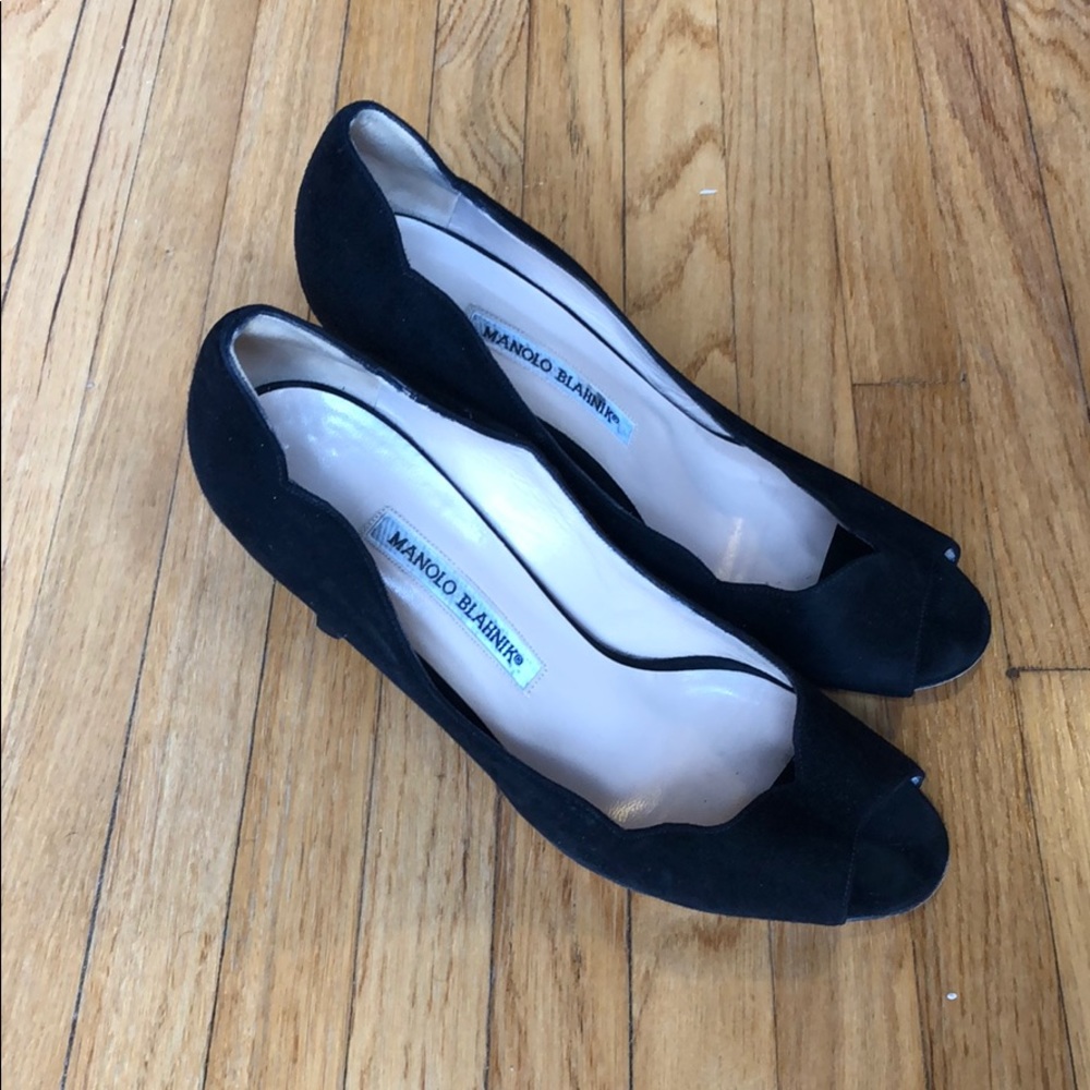 Manolo Blahnik Black Suede scalloped pump 38